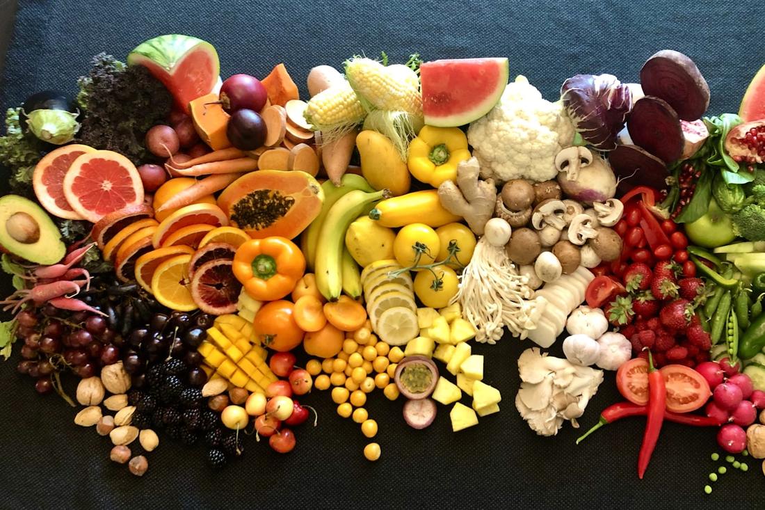 Prato nutritivo com alimentos variados